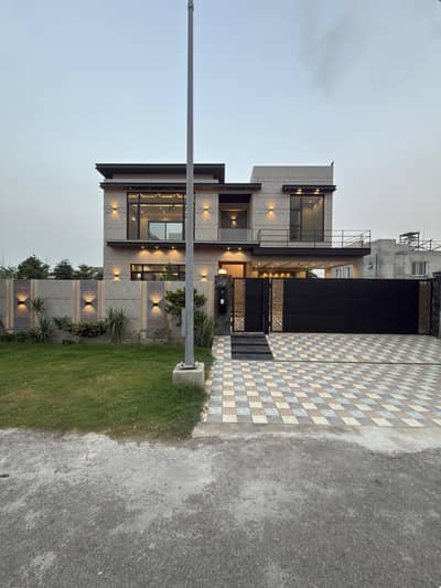 1 KANAL ELEGANT AND FULLY MAINTAINED MODERN BUNGALOW IS AVAILABLE IN THE BEST BLOCK OF DHA LAHORE.