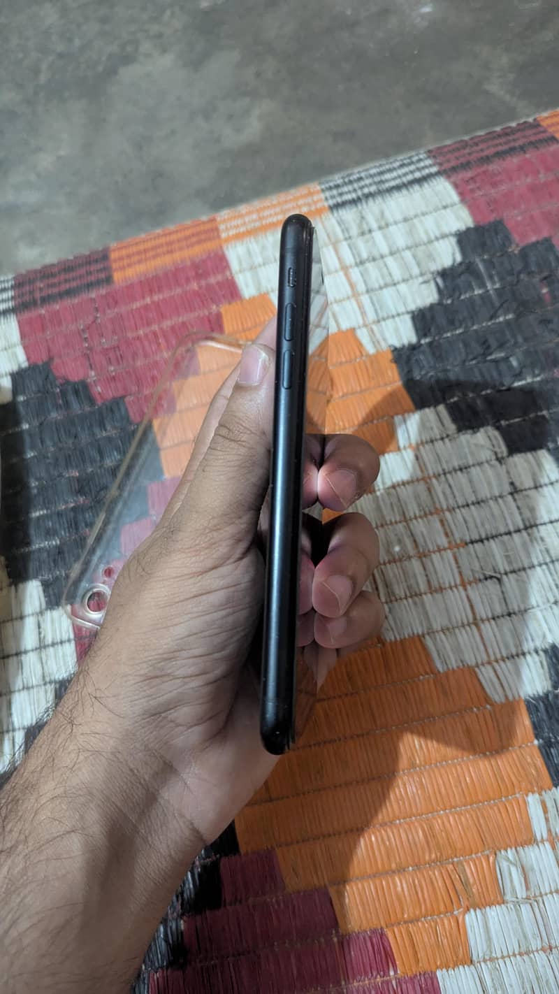 Apple iPhone XR 7