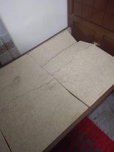 i have 2 single beds and matress good condition only one bed sheet dam