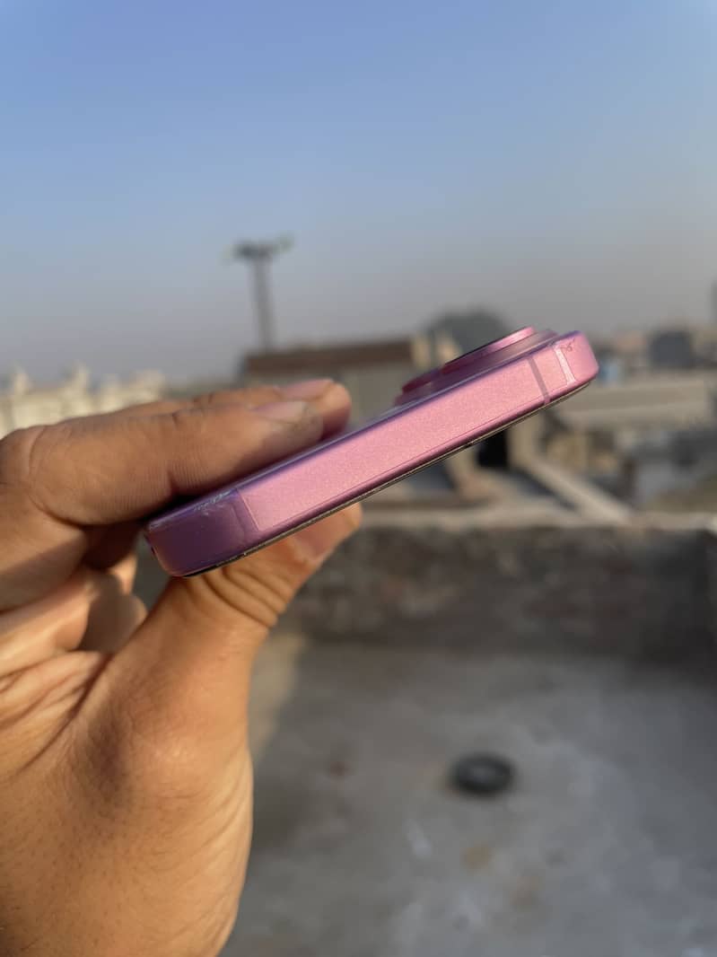Apple iPhone 16 3