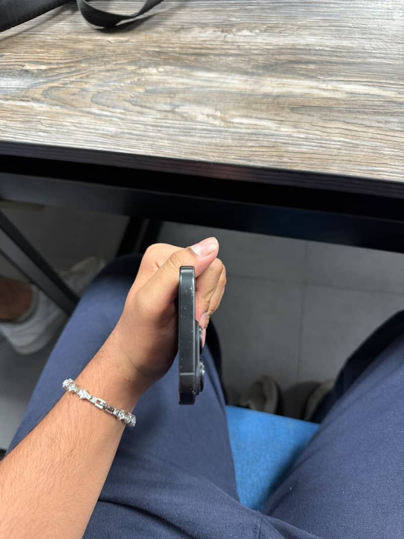 Apple iPhone 16 Pro 2