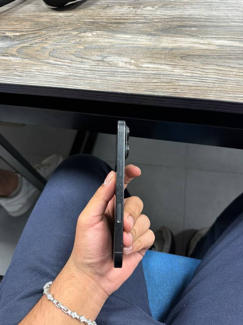 Apple iPhone 16 Pro 4