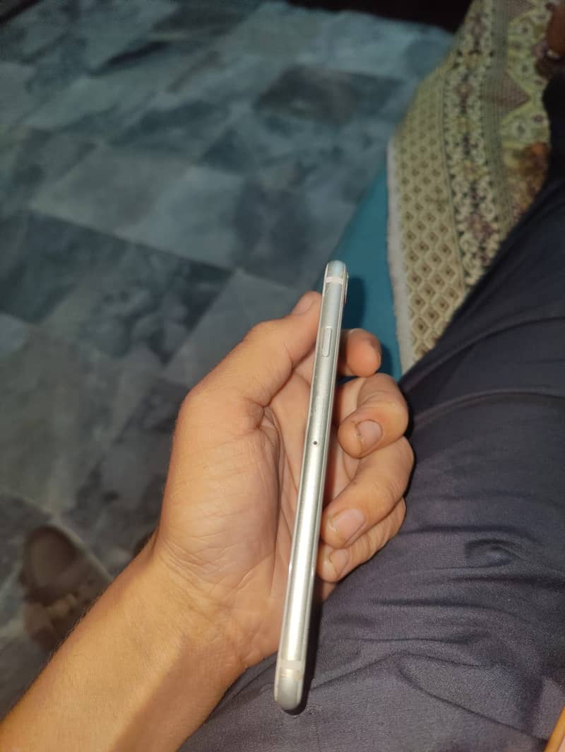 Apple iPhone 8 3