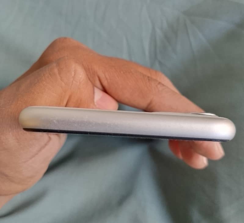 Apple iPhone 11 3