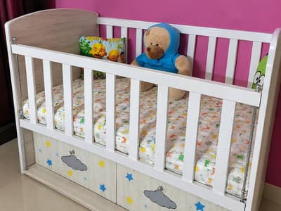 modern style baby crib for URGENT SELL
