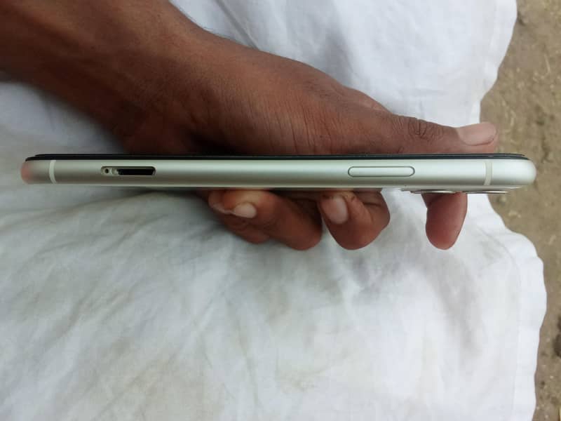 Apple iPhone 11 3