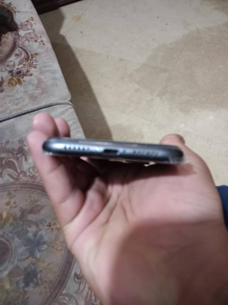 Apple iPhone 11 4