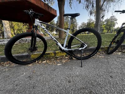 Giant ATX white