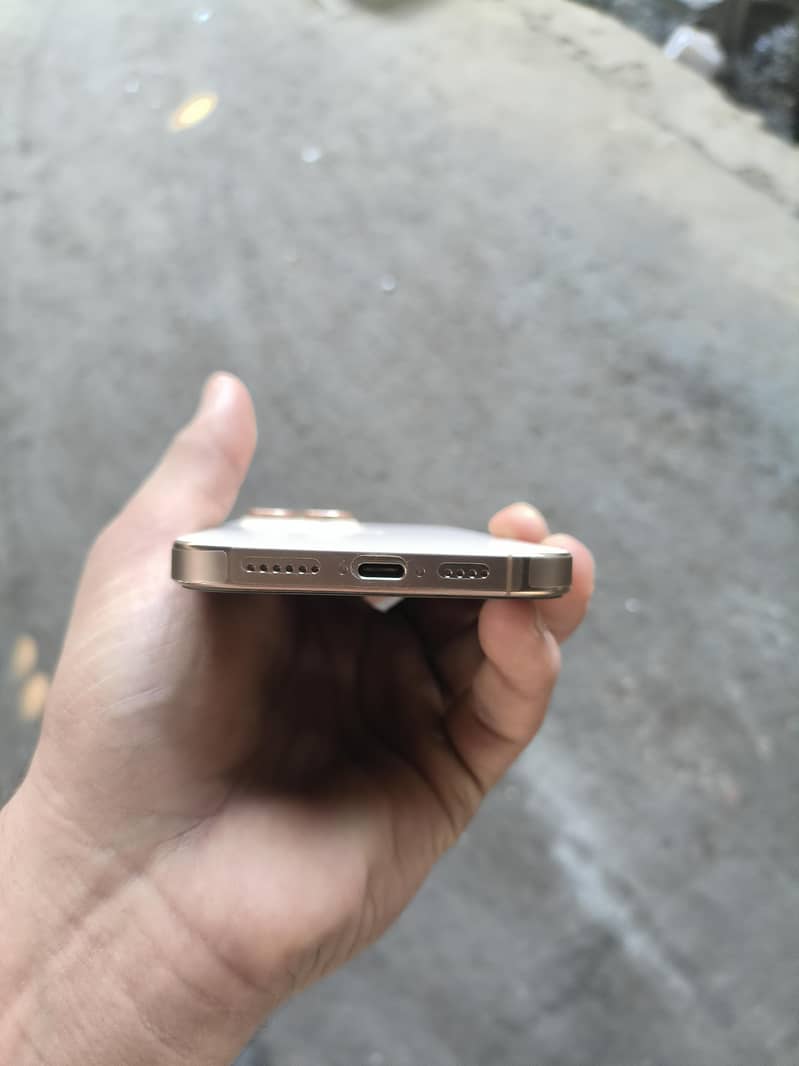 Apple iPhone 16 Pro Max 2