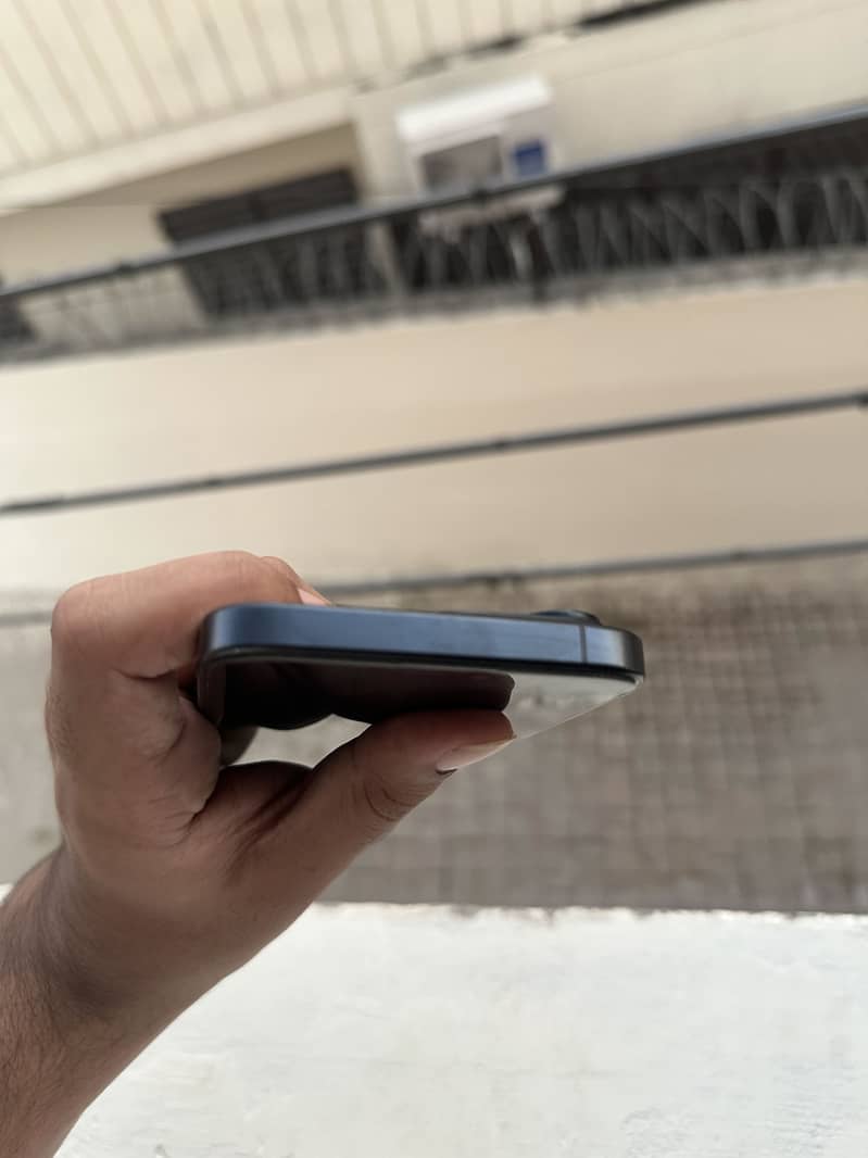 Apple iPhone 15 Pro Max 9
