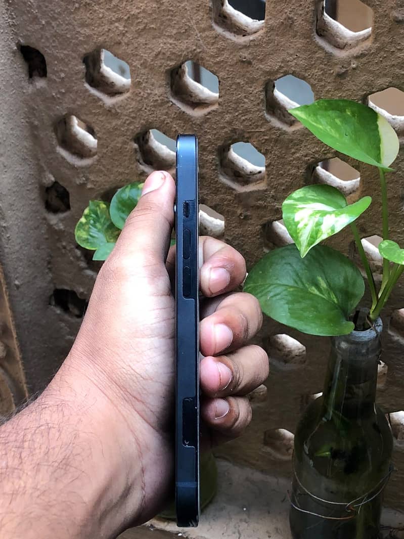 Apple iPhone 13 2