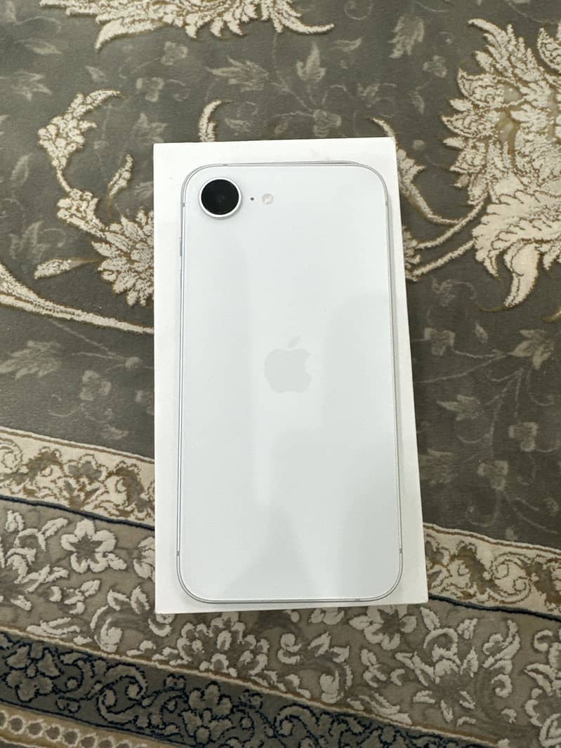 Apple iPhone 17e 3
