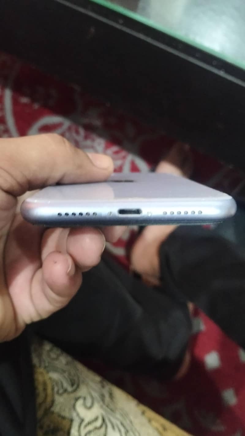 Apple iPhone 11 4