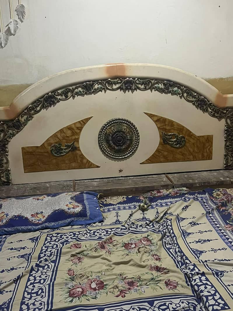 3 items Available drasing, bed and 2 side tables 0