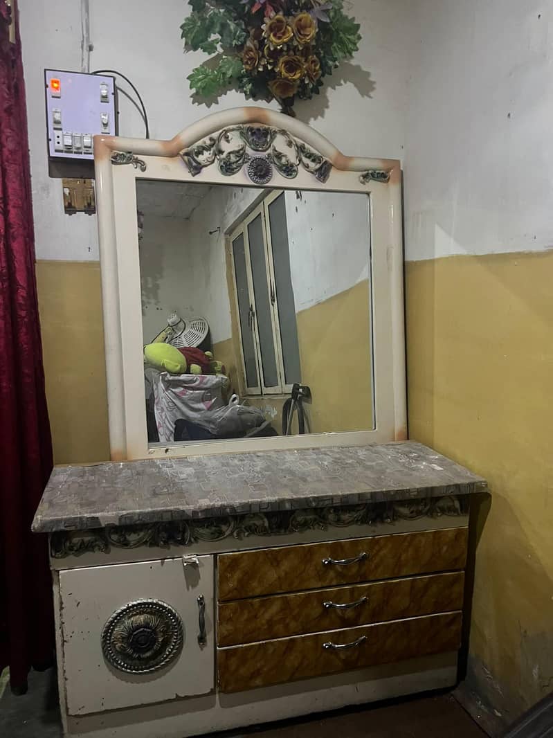 3 items Available drasing, bed and 2 side tables 3