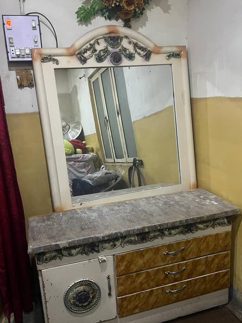 3 items Available drasing, bed and 2 side tables 4