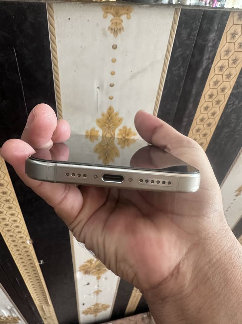 Apple iPhone 15 Pro Max 4