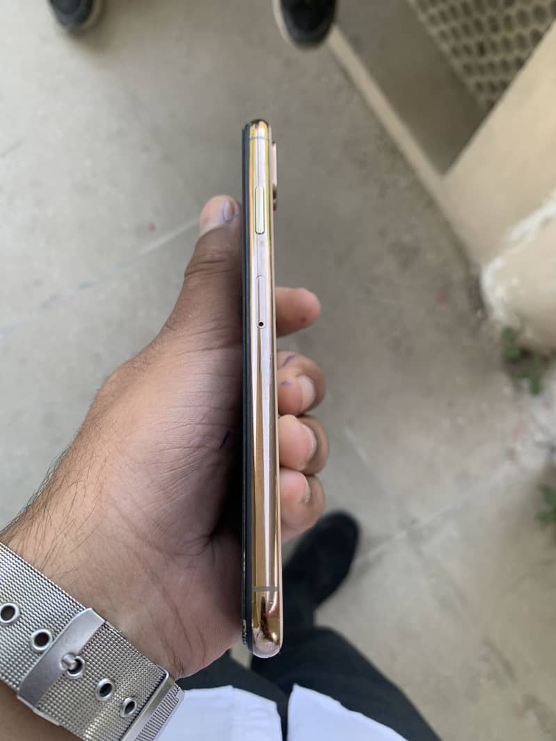 Apple iPhone XS Max 3