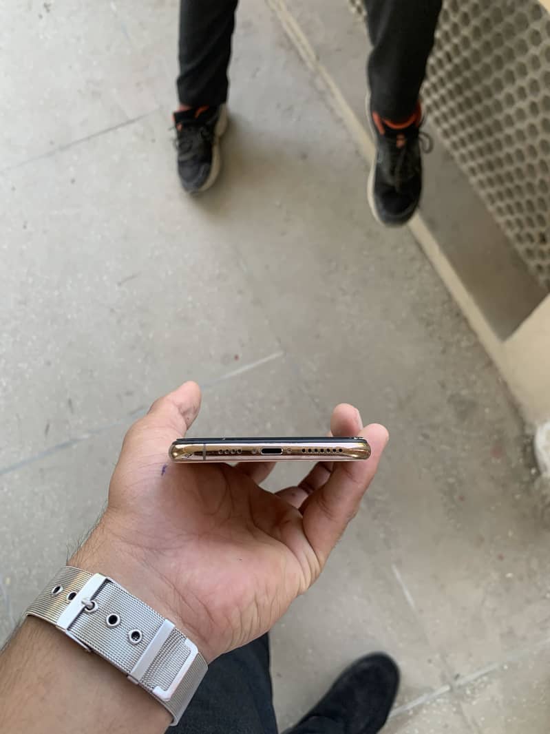 Apple iPhone XS Max 4