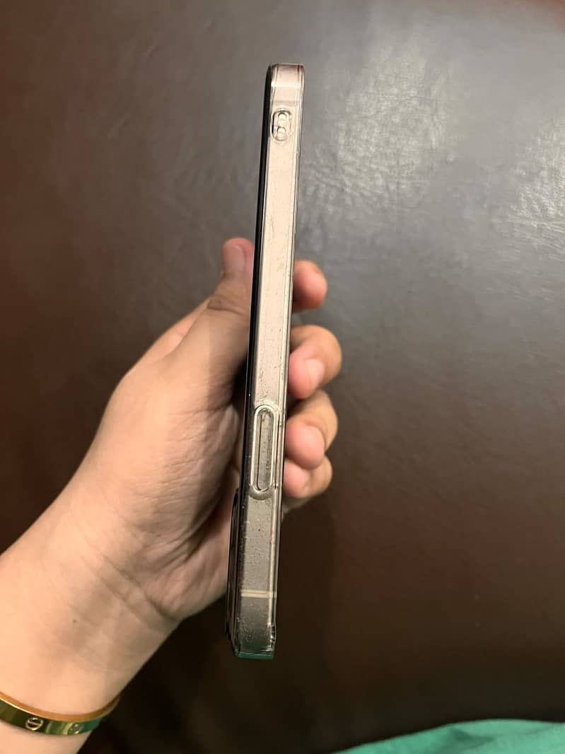 Apple iPhone 12 4