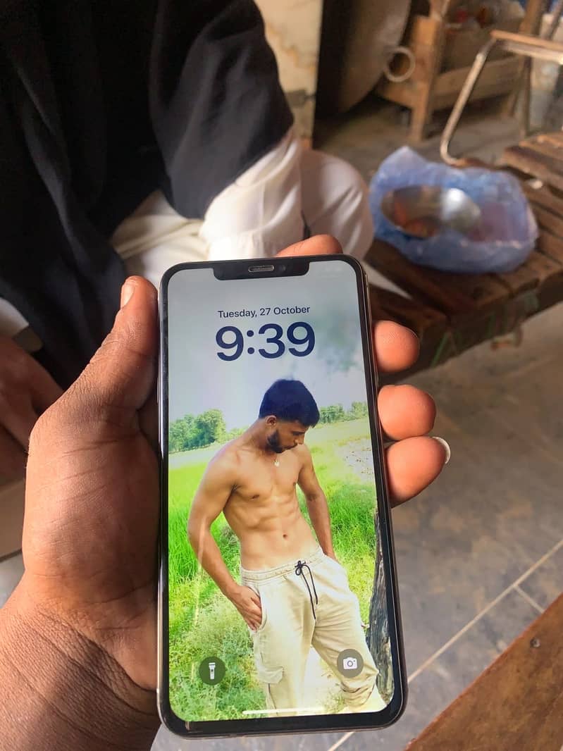 Apple iPhone XS Max 7