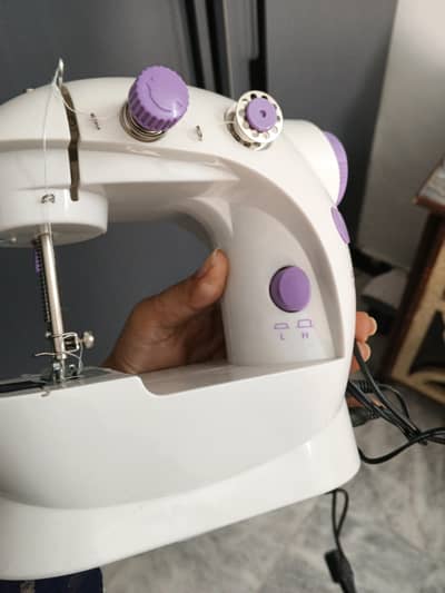 Mini sewing machine