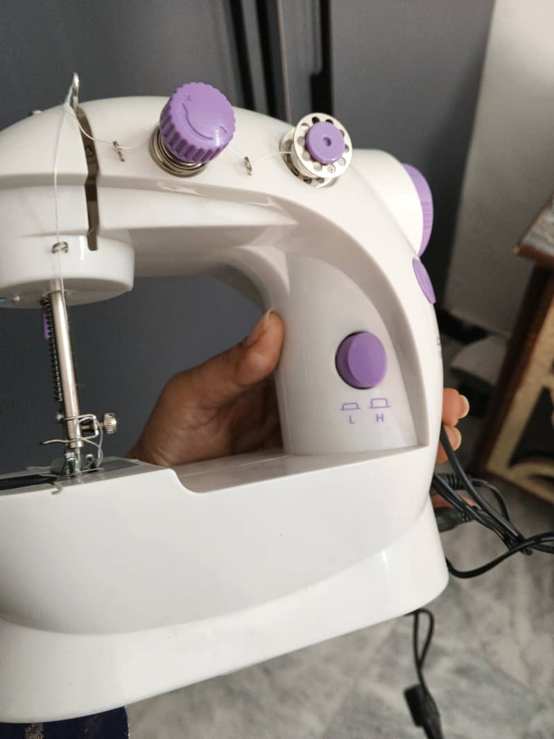 Mini sewing machine 0