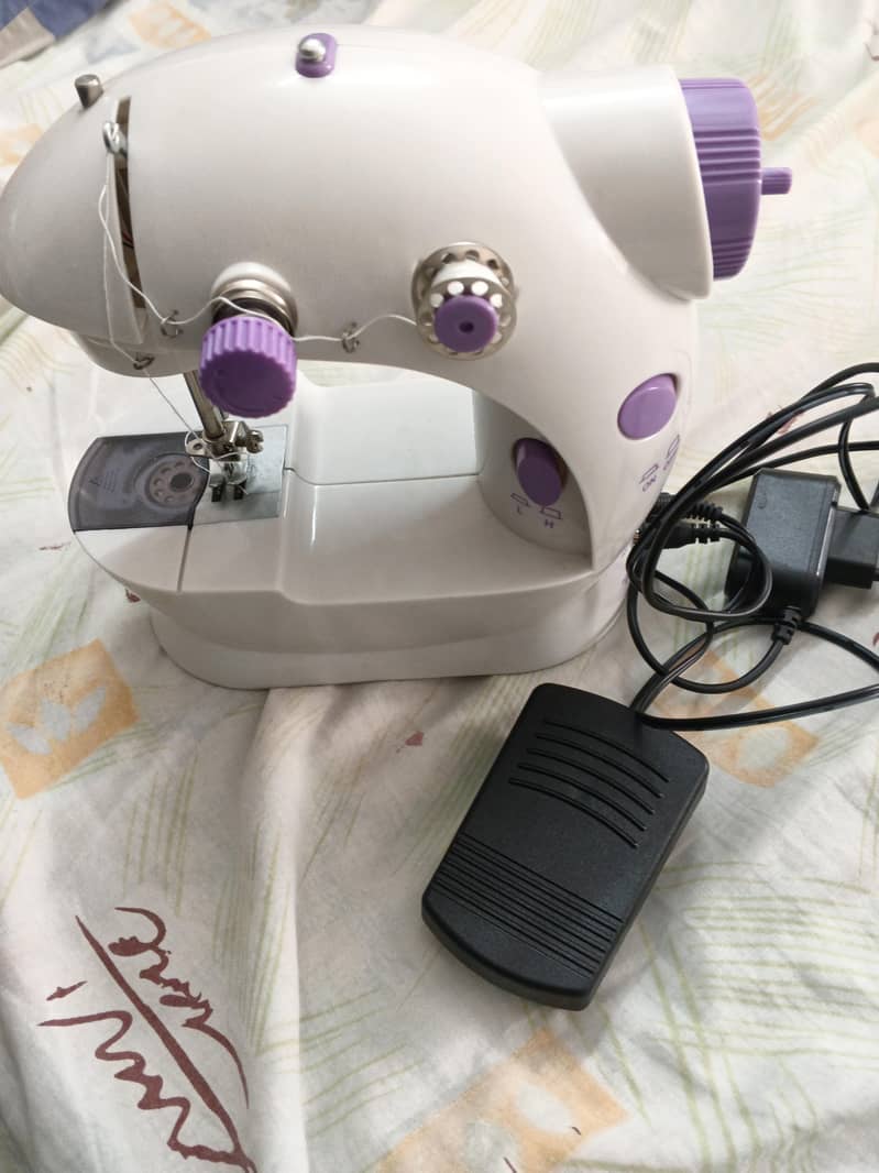 Mini sewing machine 1