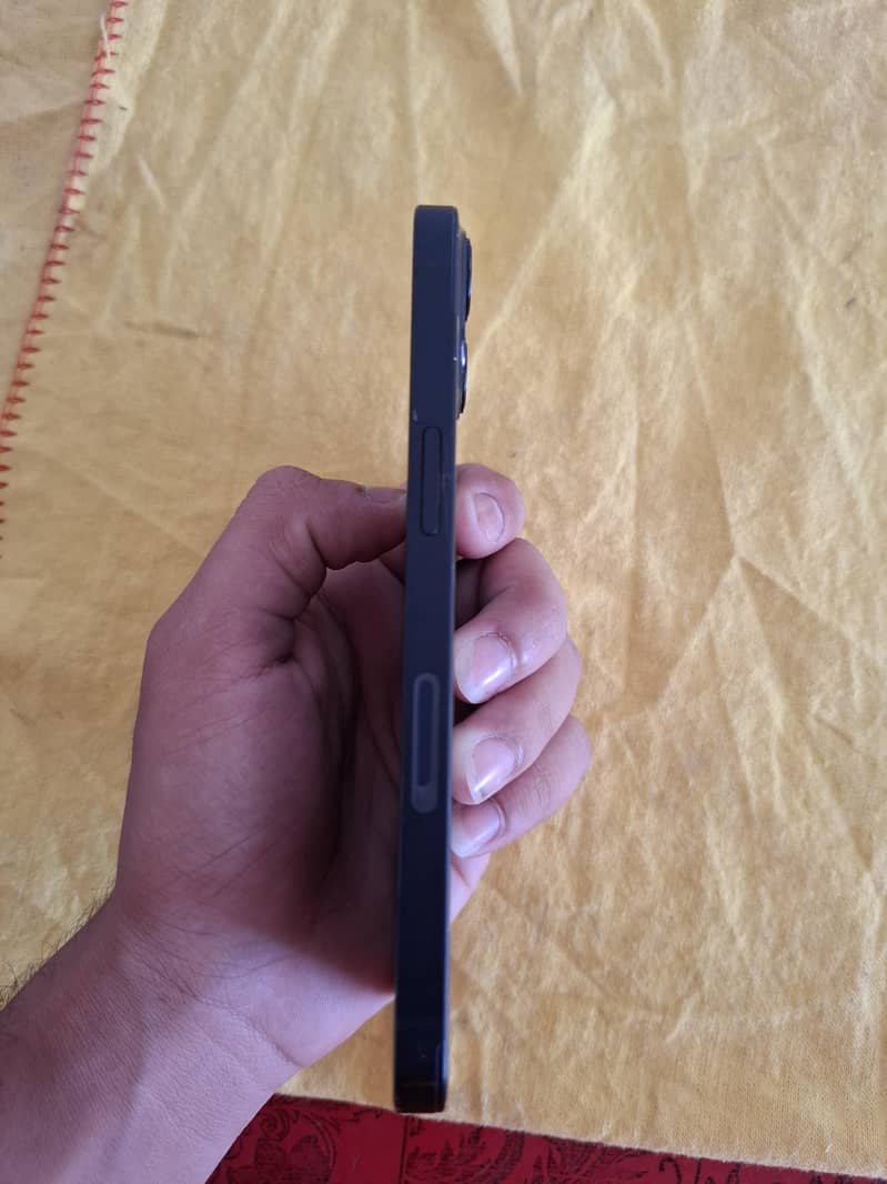 Apple iPhone 13 4