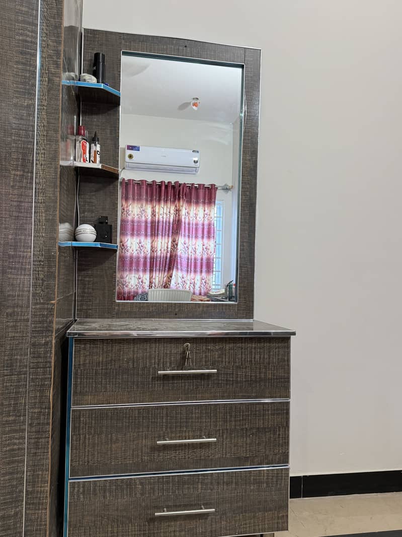 Dressing table with mirror 0