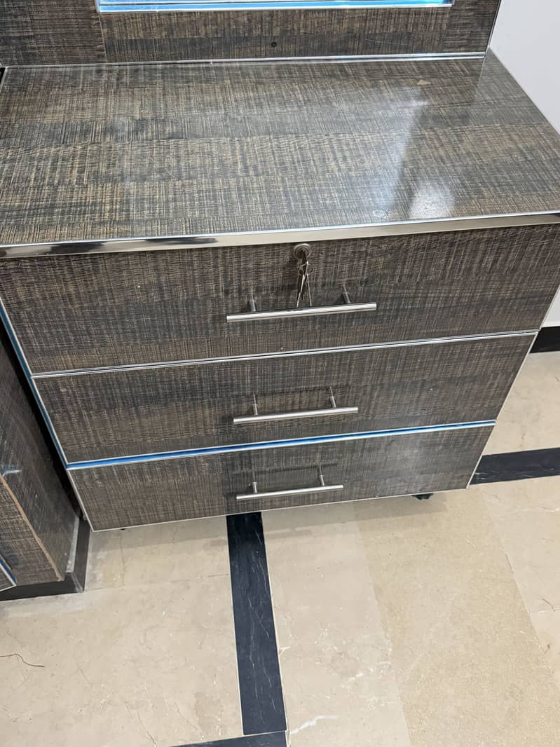 Dressing table with mirror 2