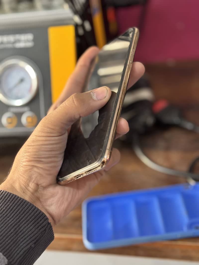 Apple iPhone XS Max 3