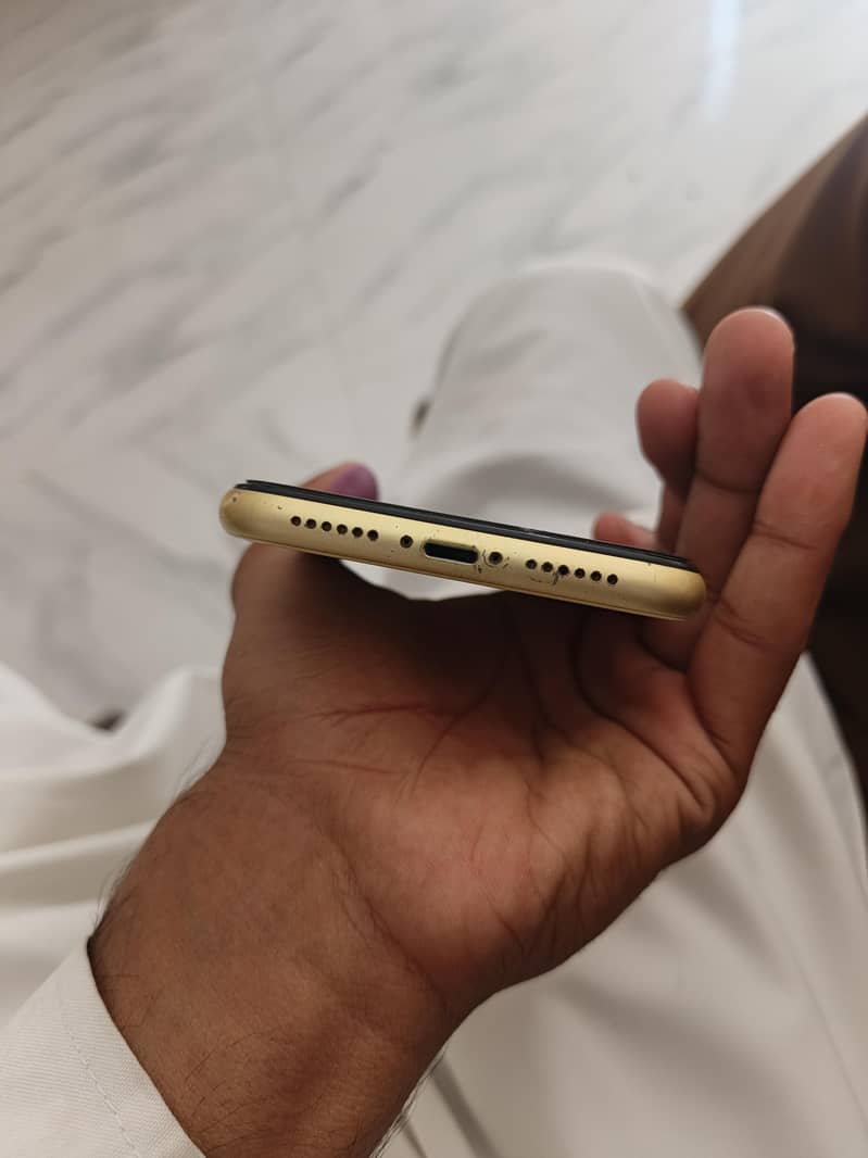 Apple iPhone 11 4