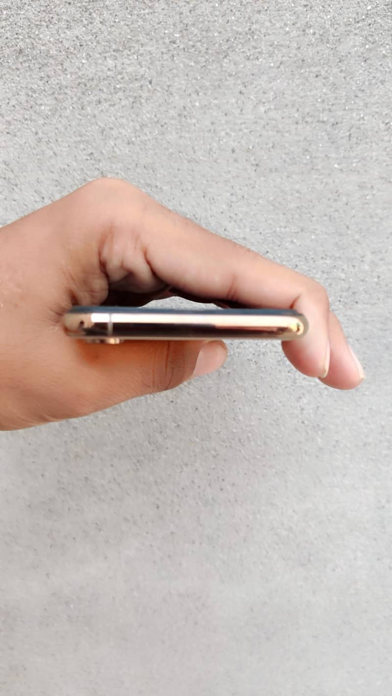Apple iPhone XS 4