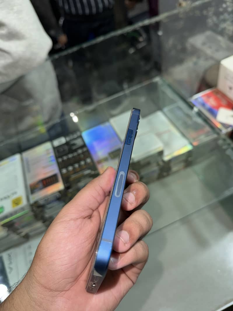 Apple iPhone 12 4