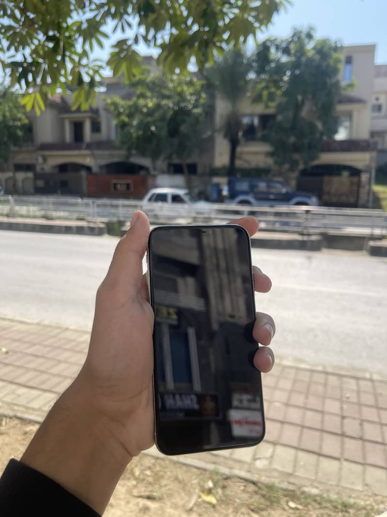 Apple iPhone XS 4