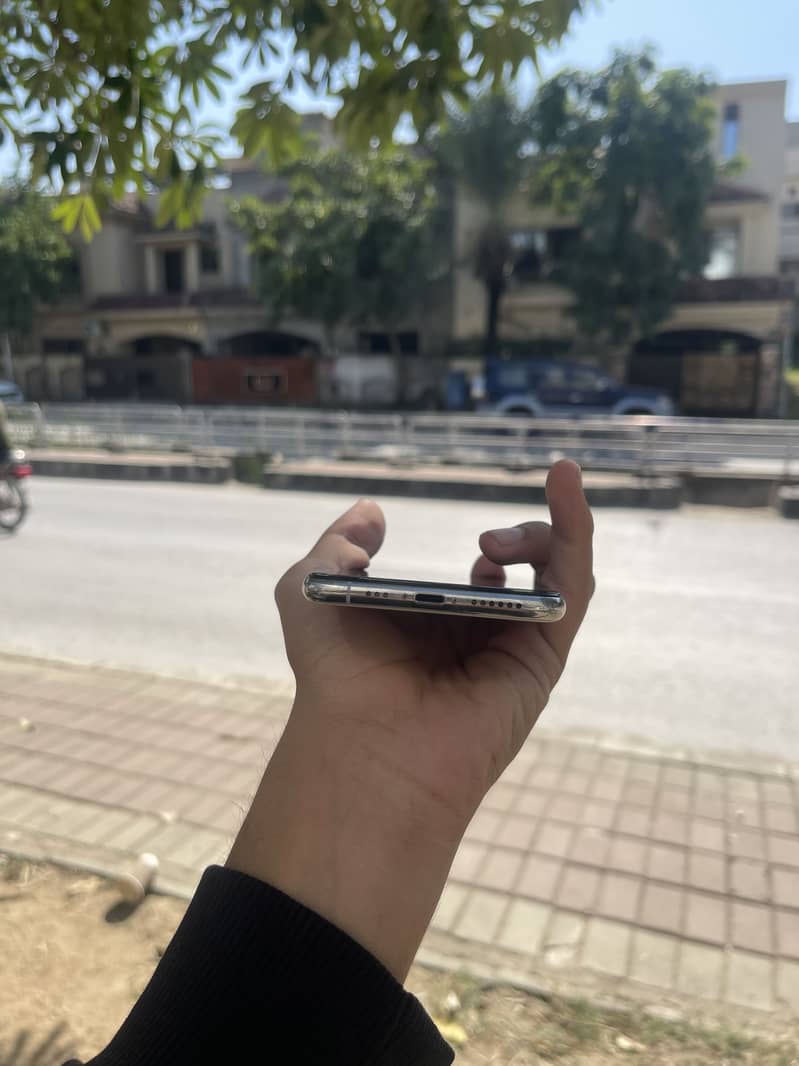 Apple iPhone XS 5