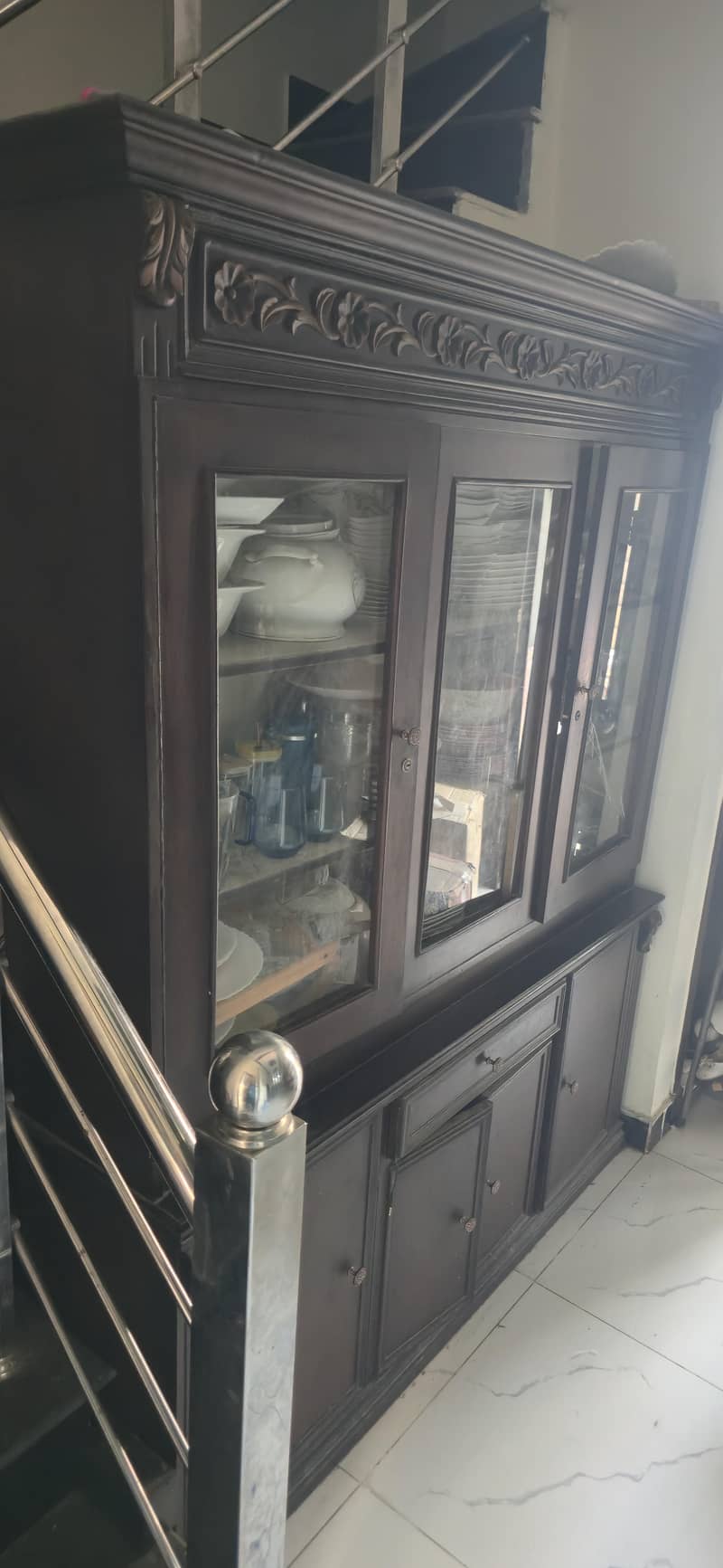 Crockery Cabinet/Showcase 1