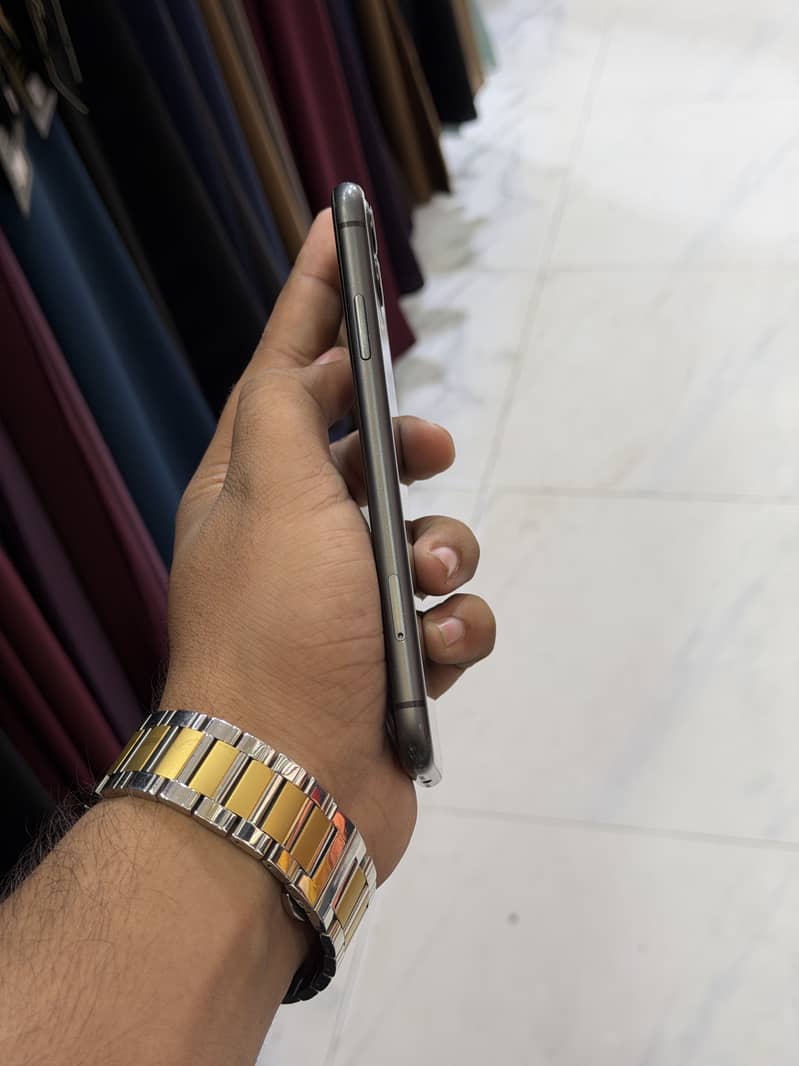 Apple iPhone 11 4