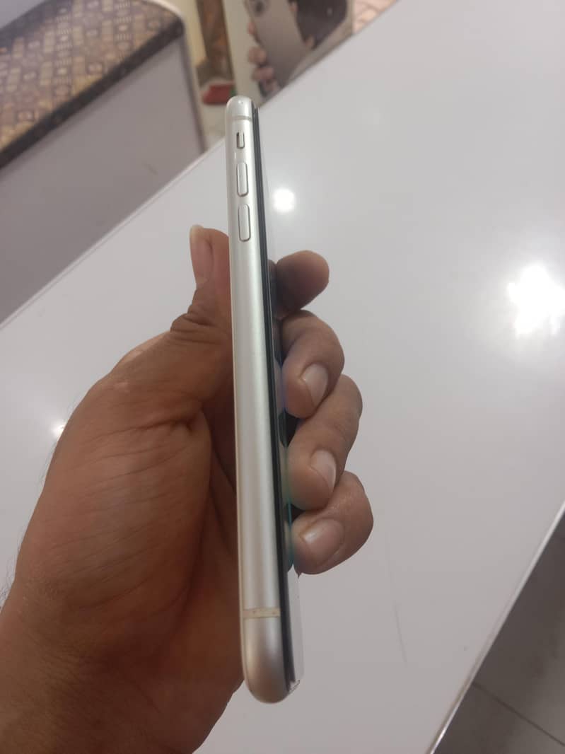 iPhone 11 3