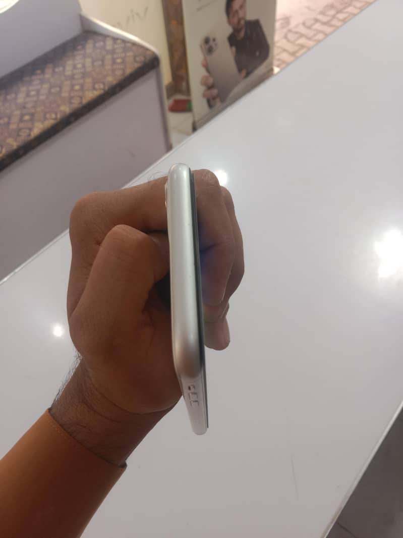 iPhone 11 4