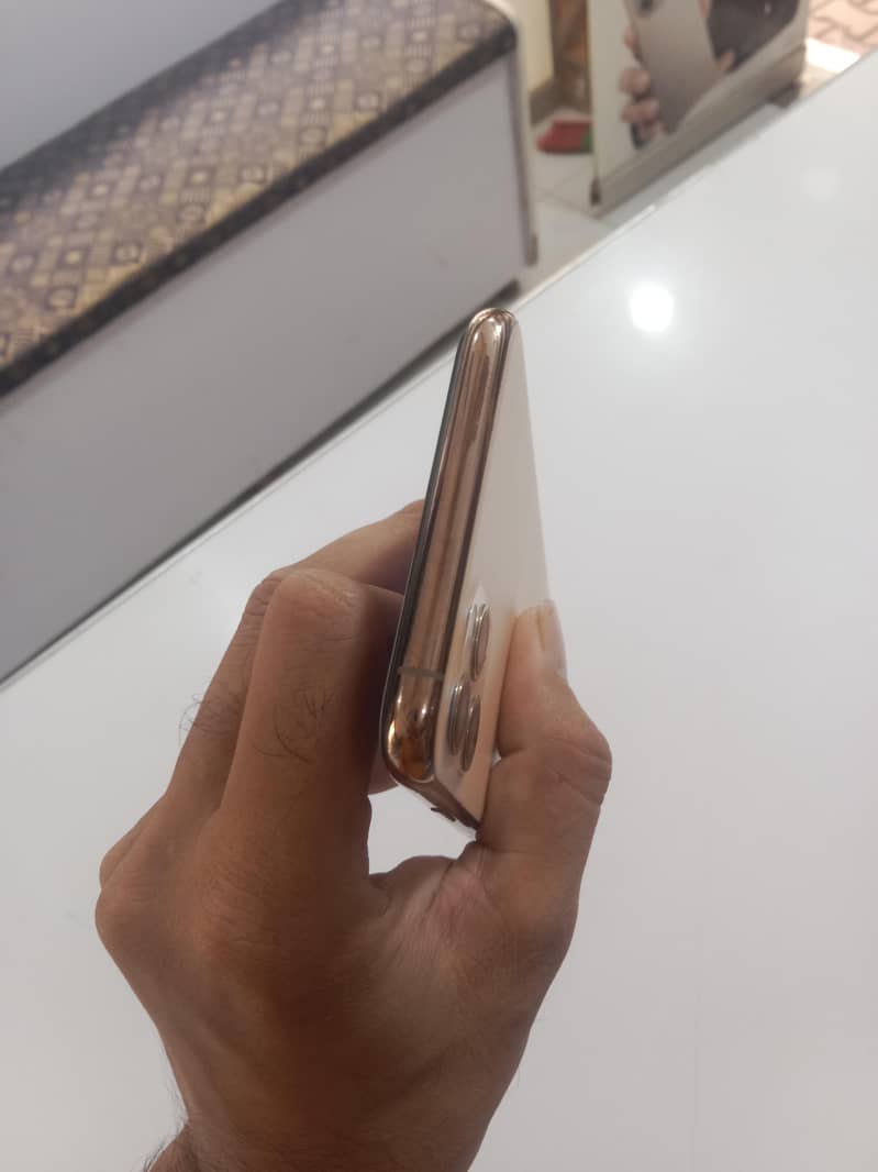 Apple iPhone 11 Pro Max 2