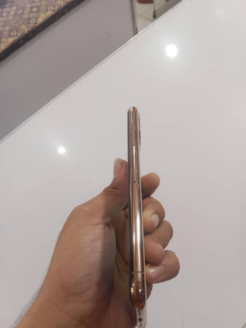 Apple iPhone 11 Pro Max 4