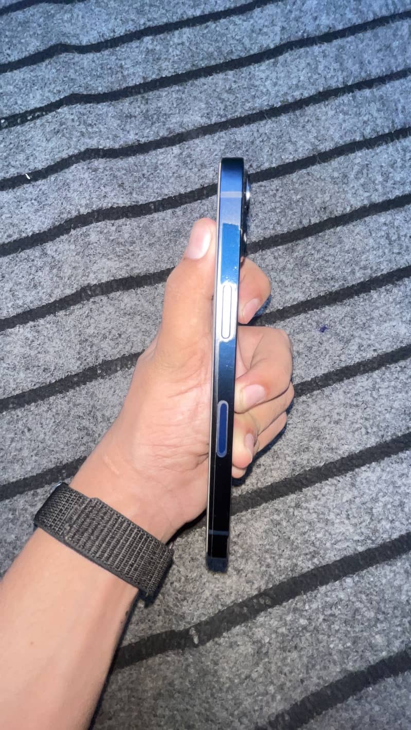 Apple iPhone 13 2
