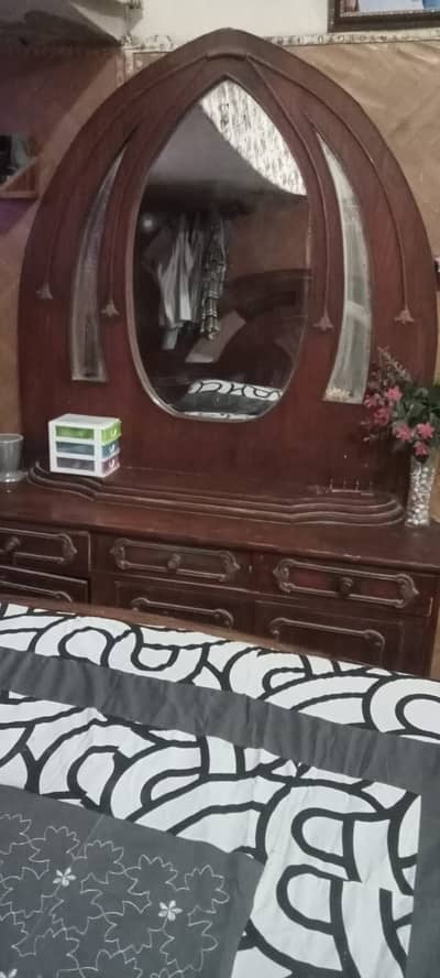 Old jumbo bed and dressing