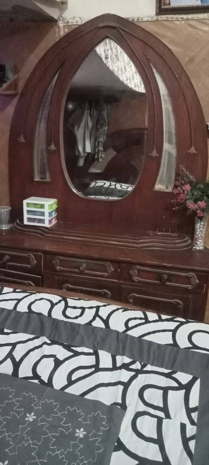Old jumbo bed and dressing 0