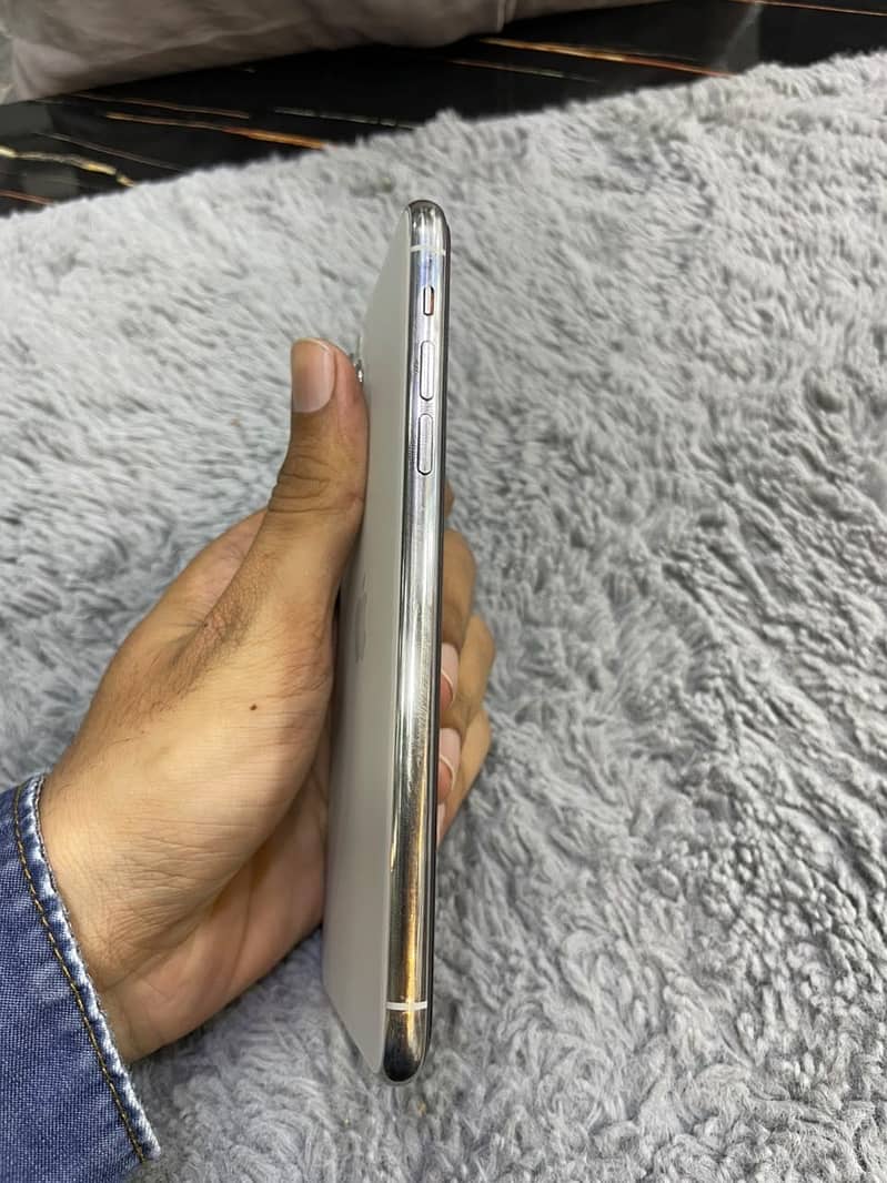 Apple iPhone 11 Pro max 2