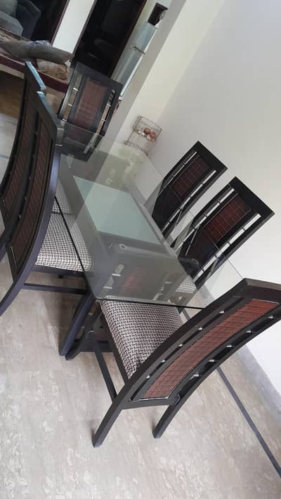 Dining Table with 6 Chairs – Excellent Condition