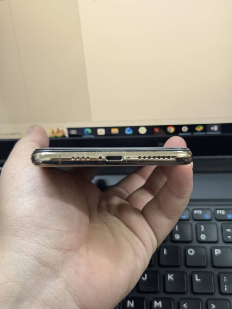 Apple iPhone XS Max 5
