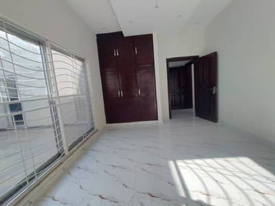 1 KANAL UPPER PORTION WITH SEPARATE GATE FOR RENT IN DHA PHASE 3